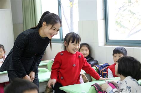 【校长来了】郑州一小学校长每天在校门口迎接学生，孩子们喊她“校长妈妈”-大河新闻