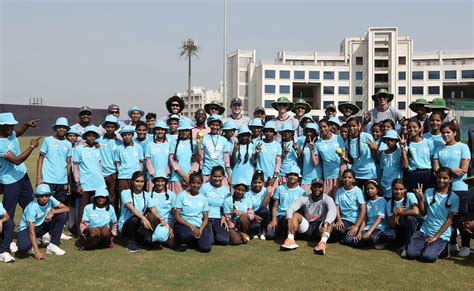 उत्तर प्रदेश : लखनऊ में बच्चों के साथ खेले अंतरराष्ट्रीय क्रिकेटर ...