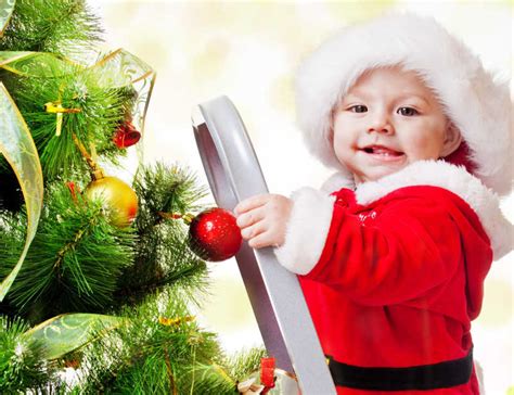 圣诞宝宝图片-圣诞树阶梯旁的圣诞宝宝素材-高清图片-摄影照片-寻图免费打包下载