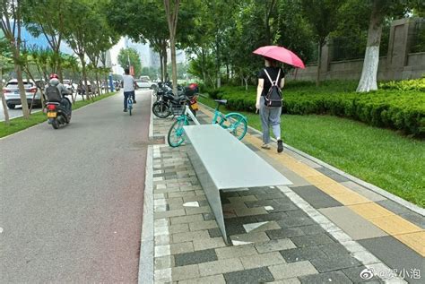 据网友反映，济南解放东路人行道上新添了钢板座椅……__财经头条