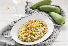 risotto con zucchine e fiori di zucca risotto con zucchine e fiori di zucca primo semplice e gustoso risotto con zucchine e fiori di zucca risotto con zucchine e fiori di zucca primo semplice e gustoso