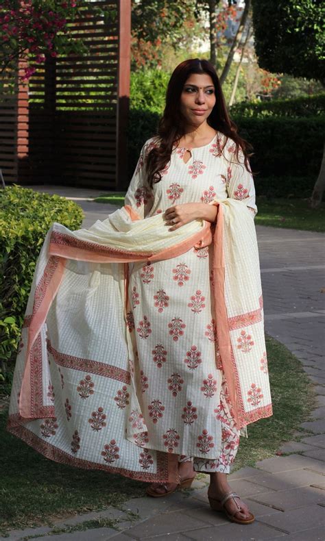 Cotton Textured Peach Mughal Print Suit Set with Printed Mul Dupatta ...
