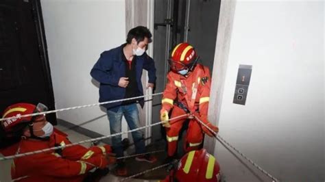 男孩被困电梯自救坠亡：失控的电梯，“出路”在哪里？_凤凰网