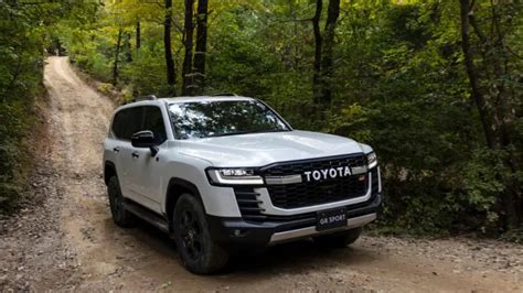 जापान में पेश हुई 2026 Toyota Land Cruiser 300, इंजन और कॉस्‍मैटिक ...