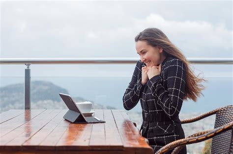 En regardant l'écran de l'ordinateur portable, la blogueuse fille se ...