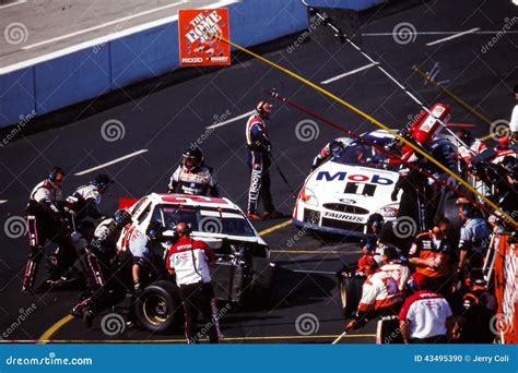 NASCAR Pit crews editorial image. Image of professional - 43495390