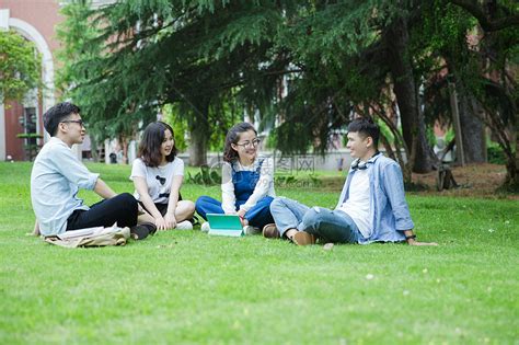 男女大学生们坐草地上聊天休息高清图片下载-正版图片500392121-摄图网