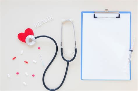 Flat lay medical composition with clipboard template | Free Photo