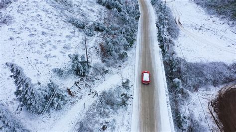 4K航拍雨雪天气下汽车行驶在积雪路面mp4格式视频下载_正版视频编号164844-摄图网