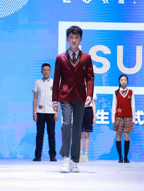 青少年超模张浩东首登2021中国校服设计大赛决赛T台秀 纵越校服首席模特_品牌