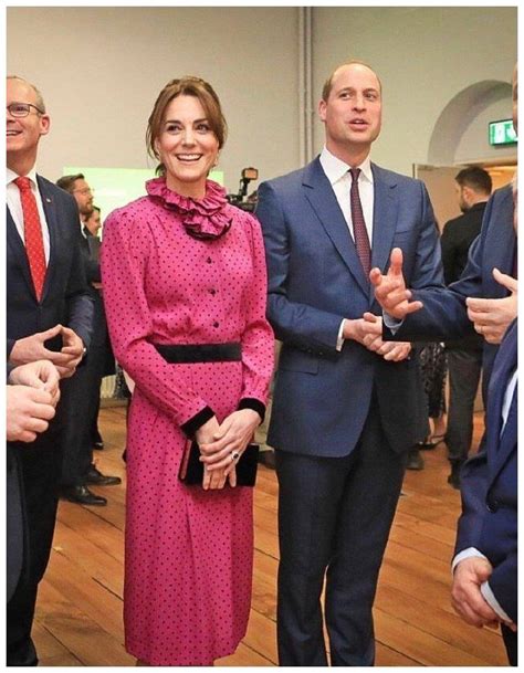 凯特王妃夫妇现身，身穿玫红色波点长裙，尽显高贵优雅！_威廉_黑色_元素