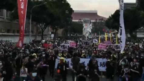 怒了！台湾6万人走上街头游行高喊：蔡英文下台_凤凰网视频_凤凰网