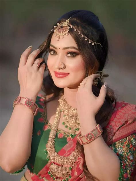 Anikha Sindya's breathtaking traditional look takes the center stage ...