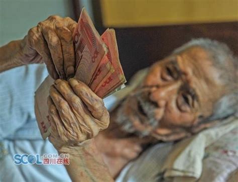 103岁银行退休出纳每天躺床上数钱找感觉(图)|百岁老人|出纳_新浪新闻