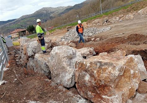 Las obras de construcción de la nueva glorieta de Arriondas cumplen un ...