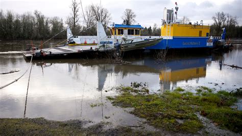 Wheatland, Buena Vista ferries open after high Willamette River levels