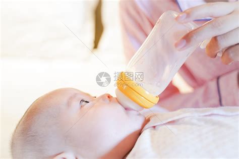 妈妈给宝宝用奶瓶喂奶高清图片下载-正版图片501655645-摄图网