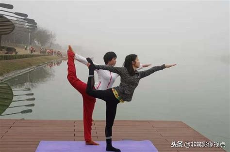 六安月亮岛上雾霾朦胧，两名女子在码头练瑜伽动作优美，天人合一 - 每日头条