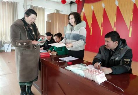 新疆阿克苏市：集体经济结硕果 村民喜领分红款_中国网