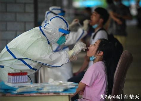 武汉多个小区开展免费核酸检测 优先排查曾有疫情小区_湖北频道_凤凰网