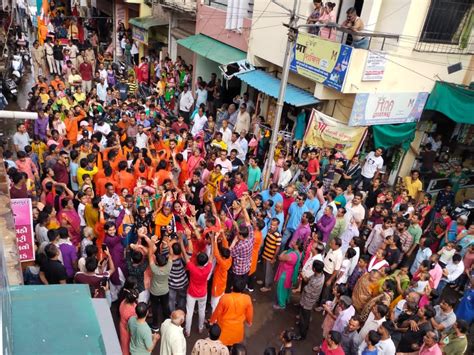 અનેક સ્થળોએ 'મટકી ફોડ' કાર્યક્રમ યોજાયા, બોરસદમાં કાનાની સવારીએ ...