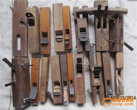 朋友家里装修，找出一套传统手工木工工具，可惜刨子是中西结合的