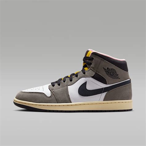 Air Jordan 1 Mid Shoes. Nike IN