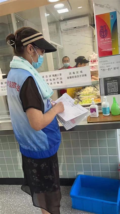 75岁上海阿姨，日行万步巡查菜场饭店：不想“找碴”，只为守护这点烟火气