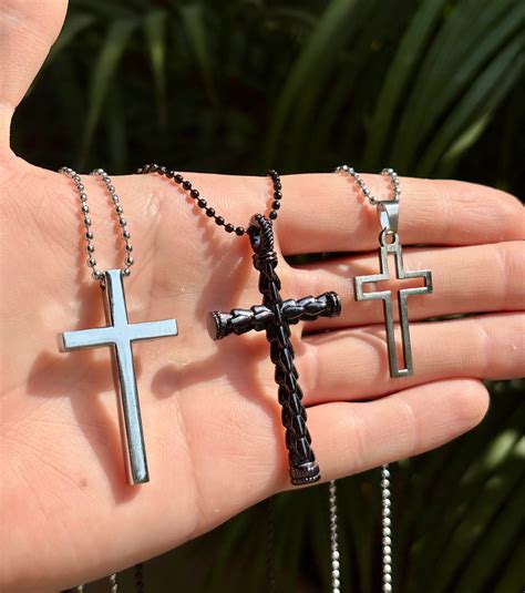 Crucifix cross pendant with chain box (limited edition) – Gonzo