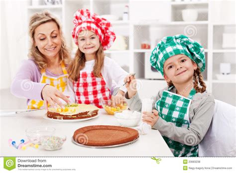 做蛋糕的孩子和他们的母亲 库存照片. 图片 包括有 做蛋糕的孩子和他们的母亲 - 23683238
