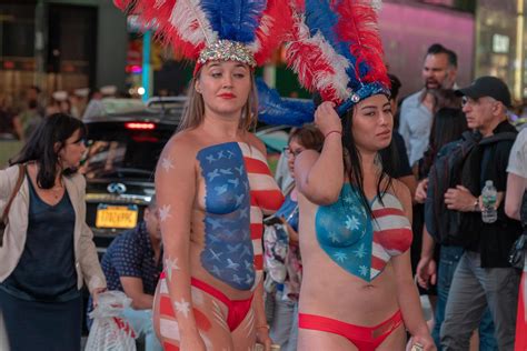 Nueva York, Estados Unidos - 25 de mayo de 2018 - chicas desnudas con bandera americana pintada ...