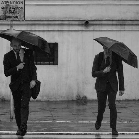 People Walking in Suits 的图像结果