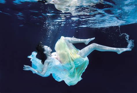 梦幻、唯美的水下人像写真，要怎么拍？水下人像摄影实拍技法_防水