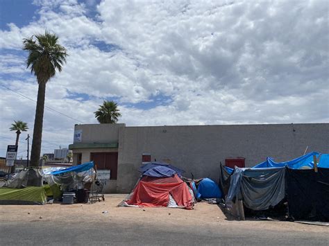In temperatures above 45°C, the difficult life of the homeless in tents ...