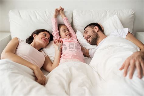 人,家庭早晨的快乐的孩子,父母醒来家里的床上高清图片下载-正版图片300403389-摄图网