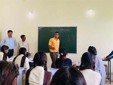 धार कलेक्टर डॉ. पंकज जैन का उमरबन विकासखण्‍ड में शासकीय विभागो का ...