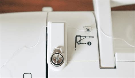 How to Thread a 1950 Singer Sewing Machine Needle 的图像结果