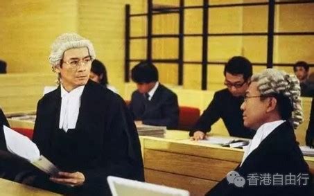 为什么TVB剧里的律师法官们头要顶着白色假发？ - 香港资讯