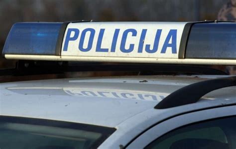 Teška prometna nesreća: Vozač od siline udara ispao iz automobila ...
