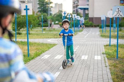 两个小孩男孩向滚筒溜冰鞋和他的兄弟兄弟向-包图企业站