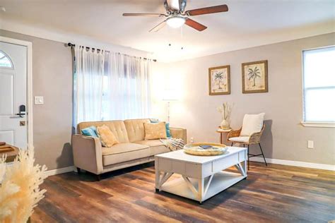 Charming & Cozy Gem ~ 10mins to Downtown & Beaches - Houses for Rent in ...