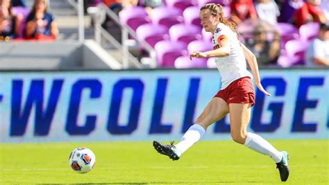 Download Andi Sullivan In Action Wallpaper | Wallpapers.com