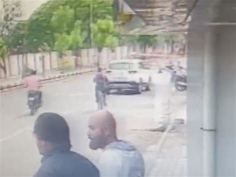 Car of merchant stop on name of Accident by bikers and robbery of rs 14 ...