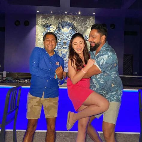 'Kaanta Laga' fame Shefali Jariwala is giving major beach vibes with ...