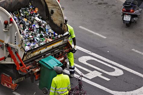 Trash collectors in Singapore to earn roughly P109K monthly by 2028
