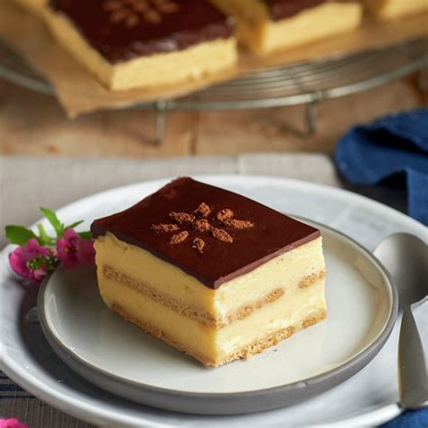 Tarta de galletas y natillas con cobertura de chocolate