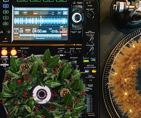 Beats & Wreaths! Wreath Decorating Class w/ Starbright & Live DJ!, Moxy ...