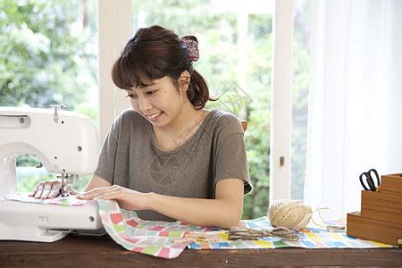 手工diy针织缝纫的居家女性高清图片下载-正版图片502034653-摄图网