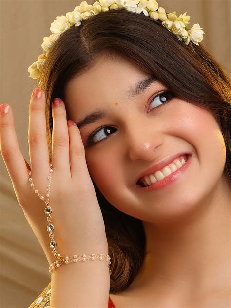 Gold Toned Handcrafted Metal Kundan Haathphool