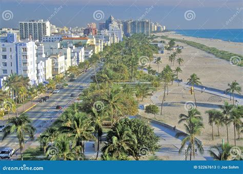 Miami, Florida, USA - Aprile 28, 2018: The Avis Rental Car Office At ...